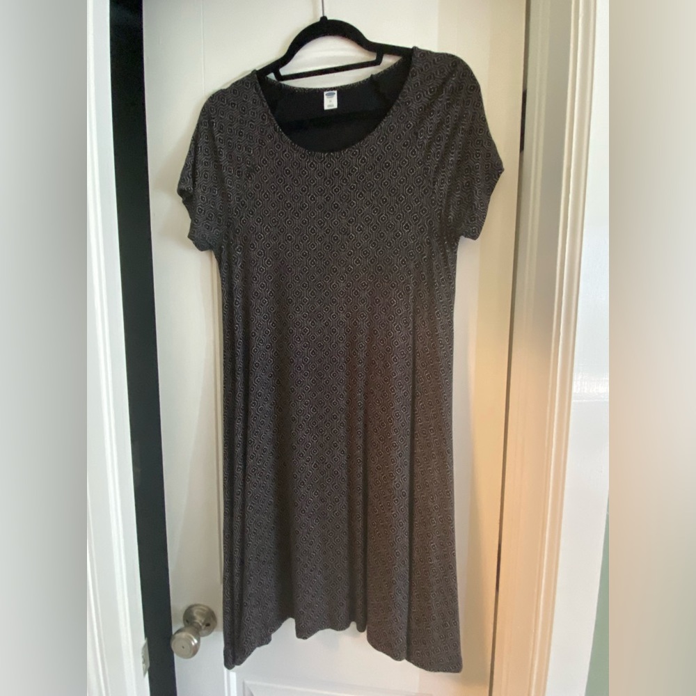 Medium old navy flare dress. Black and white. Slightly above knee length.